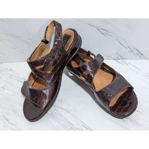 Clarks Women's Artisan Brown Croc Textured Patent Leather Sandals Size 9 - Picture 1 of 7